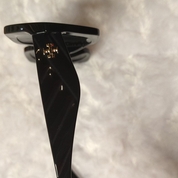 Tory Burch Black Sunglasses with Branded Case - Picture 7 of 9